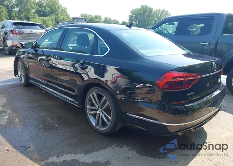 2017 Volkswagen Passat 1.8T R-Line z USA, uszkodzony, nr VIN 1VWDT7A30HC063908